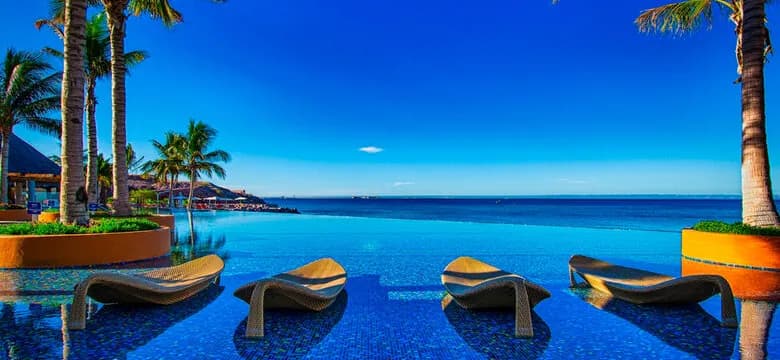Pool with an amazing view of the ocean Pool with an amazing view of the ocean